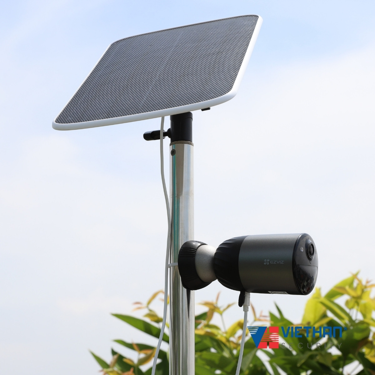 Camera pin sạc wifi Ezviz BC1C eLife Video 1080P có thể kết hợp với Pin mặt trời solar ( Bộ Camera + Pin solar )